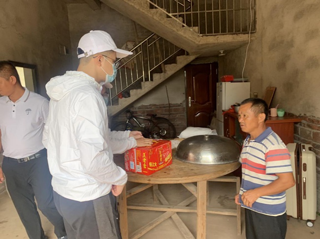 實(shí)踐隊(duì)走訪慰問脫貧戶。福建船政交通職業(yè)學(xué)院供圖