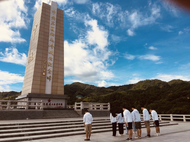 實(shí)踐隊(duì)向松毛嶺戰(zhàn)役中犧牲的烈士鞠躬默哀。福建船政交通職業(yè)學(xué)院供圖